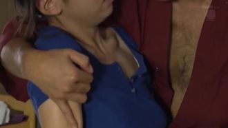 Sexy Ehefrau mit Ganzkörper-Erogenzone und Kana Wakaba, Masseurin mit ätherischen Ölen mittleren Alters
