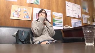 ¡Una historia sobre una chica de secundaria que robó casualmente en una tienda en Tokio! ¡Le presentamos un afrodisíaco a la chica impertinente! Tan pronto como bebe, revela su cara de ahegao y tiene un gran orgasmo en el patio trasero ¡SEXO! Bragas de Mai-chan y cheque incluidos (versión Chuji Seiko)