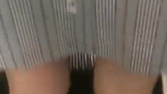[Área de video corto] Me pegué un poco en la pierna y casi me atrapan. Realmente quiero que alguien me levante la falda y la inserte directamente en mi vagina.