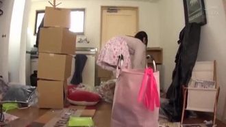 Volle Sicht auf den Analwinkel, kein Höschen, Teilzeitjob als Haushälterin Tsubomi
