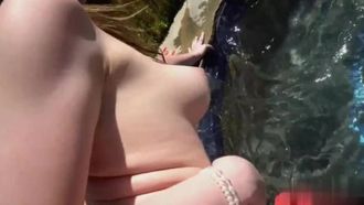 Una ragazza sexy seduce il suo capo e poi si fa scopare all'impazzata davanti ad altri clienti
