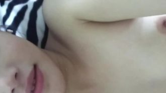 Récemment, une vidéo haute définition d'une belle fille d'une école célèbre en train de coucher avec son petit ami est devenue virale sur Internet.