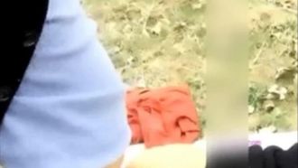 Deux hommes et deux femmes diffusent en direct un sexe sauvage en 4P en extérieur à flanc de colline. Les deux hommes combattent à tour de rôle les deux femmes, et l'un d'eux va regarder au sommet.