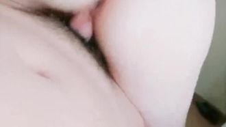 La beauté sexy de l'école d'art à la peau super blanche et tendre travaillait à temps partiel comme escorte en privé. Elle a été accidentellement éjaculée sans préservatif par un homme avec une grosse bite. Sa chatte semblait gonflée. le miroir était très spécial.