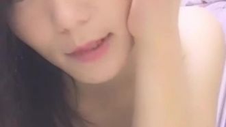 最高の気質を持つ、巨乳でコケティッシュなお姉さんの女神は、豊満なボディと白くて柔らかな D 乳房を持って、あなたのために脚を広げます。