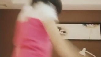 Une technicienne SAP travaille à temps partiel comme présentatrice sur une certaine plateforme. Tout en travaillant, elle se filme secrètement en train de se masturber et de souffler dans une flûte à un client tout en se faisant toucher les seins.
