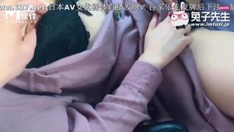 Mr. Rabbit va a prendere una ragazza super carina in un negozio di ramen e viene violentata e costretta nei suoi tre buchi