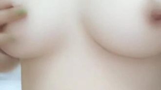 Une fille à la peau claire et mince avec de beaux seins est complètement nue, touchant son vagin d'une manière séduisante, elle se déshabille, écarte ses fesses et la doigte en gros plan, ce qui est très tentant.