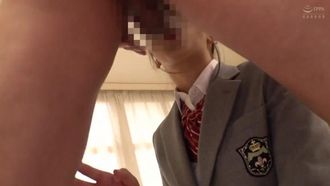 Una ragazza super bella J# che ha fatto sesso solo una volta e prova a fare la gola profonda per la prima volta! Con un gesto spericolato, le infila il cazzo e le dita in gola e le stimola la bocca e la figa. Scopata cruda e creampie sulla sua figa quasi vergine, piena di verginità!