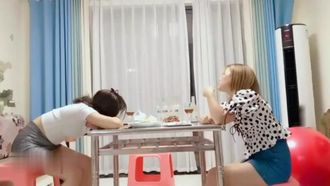 Duas garotas ficaram bêbadas e foderam forte no sofá atrás da mesa de jantar