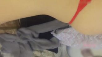 Une belle jeune femme au bon tempérament a une liaison avec son patron dans un hôtel dans le dos de son mari après avoir quitté le travail.