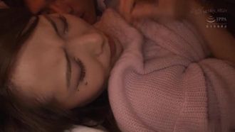 布団の中の密著スローSEX「ナマでもいいから…」敏感な奧さんはねっとり膣奧を突かれ中出しを許してしまう みほ28歳