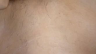 Entrenando a la pequeña hija de una esclava sexual