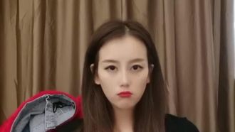 (衣裳濕半)紅唇大胸美女自慰到噴水