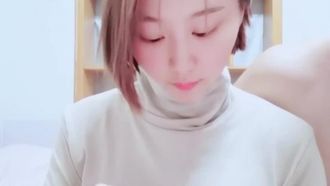 (性感小寶塔)短髮美女胸挺大