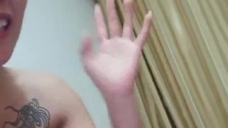Il tatuatore è felice al mattino. Il tatuatore troia incontra un fan. Prima fa un bagno all'anatra al mandarino, poi fa un pompino e infine si fa scopare.