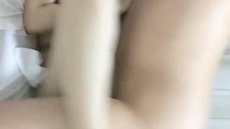 (Chen Yifei) La mejor chica de bonitos pechos se masturba tras tener sexo con su gordo novio