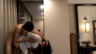 2화 - 집에 돌아온 후, 검은 스타킹을 신은 섹시하고 아름다운 미녀는 그녀를 따라온 악당에게 밀려서 묶인 후 스타킹을 찢고 성관계를 강요당했습니다.