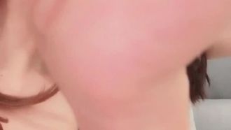 Drei junge Frauen in sexy Unterwäsche haben Spaß mit einem jungen Mann