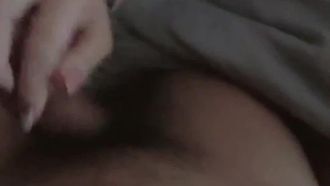 妹子來大姨媽了只好邊口邊擼