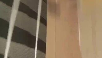 (Студентка колледжа и молодая женщина) Играют с двумя хорошими девочками одновременно.