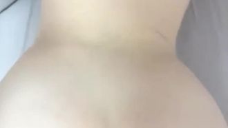 Vollbusige junge Frau mit großem Arsch hat Sex mit Sexpartner