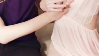 인터넷 연예인 미인 도라가 자위를 하며 즐거운 시간을 보내고 있을 때 배달원이 문을 두드리며 기회를 엿보며 그를 유혹하고 성관계를 가졌다.
