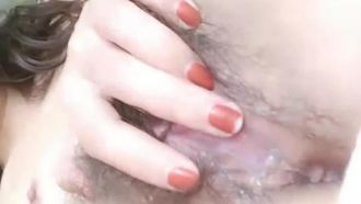 (Wie Nebel, Regen und Wind) Schönes Mädchen masturbiert und spritzt alles mit Wasser