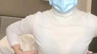 Une infirmière en uniforme d'ange séduit son partenaire sexuel pour avoir des relations sexuelles passionnées