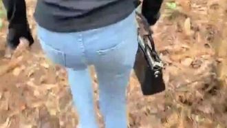 (À la recherche d'une fille pour demander du sexe) Emmenant une fille faire un tour sauvage, elle a finalement eu du mal mais a été effrayée jusqu'à la faiblesse par un groupe de vaches qui passaient