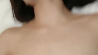 2학년 소녀는 섹스 친구와 만나 호텔에서 열정적인 섹스를 하고 결국 안에 커밍을 하게 됩니다.