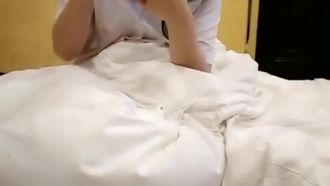 二人の姉妹が順番にファックする、とてもクールだ
