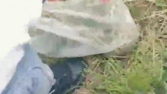 Der männliche Moderator gab sich als Douyin-Gastgeber aus und hatte Sex mit einem Schulmädchen, das im Auto wildes Gemüse pflückte.