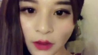La bellissima conduttrice mostra il suo viso durante lo spettacolo. La bellezza è così calda che si infila un'intera banana nella vagina e si masturba.