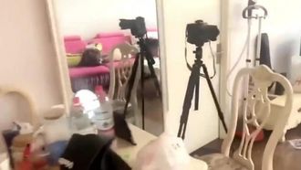 Une fille lubrique aux gros seins séduit le livreur et la baise deux fois de suite