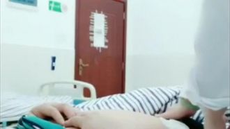 Una dottoressa del WuX County Hospital ha filmato di nascosto i suoi pazienti durante l'intervento chirurgico in sala operatoria e ha fatto sesso sul lettino della visita ginecologica. Ha osato filmare qualsiasi cosa.