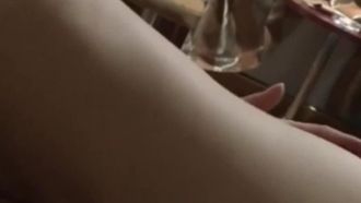 Die charmante und brave junge Frau entschuldigte sich, um Mahjong zu spielen, ging aber tatsächlich mit ihren jungen Pokerfreunden ins Hotel.