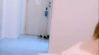 会話は素晴らしく、インターネットのポルノ有名人美女がプロットを演じ、ホテルのテレビはウェイターを呼んでベッドを強制的に下げることはありません。