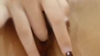 호텔 방에 체크인하고 셀카를 찍고 자위를 한 키 큰 소녀 웨이의 대출 영상.