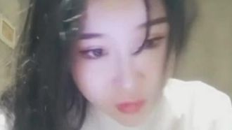 大金をはたいて整形したネットセレブの女の子が、ネットカフェで遊んでいたところを隣の男に発見された。