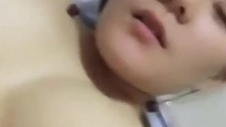 インターネット有名人の顔の電子おっぱいの美人アンカーが巨根のセックス仲間とセックス、パイズリとフェラ、カートを押す老人、北京語の会話が卑劣