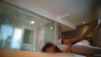 Una ragazza con un bell'aspetto e un temperamento del dipartimento di esibizione di una scuola d'arte è venuta in hotel per lavorare part-time in una pura uniforme da cheerleader ed è stata scopata duramente in una pura uniforme da cheerleader. Ha emesso un bellissimo strillo nella versione originale 1080P .