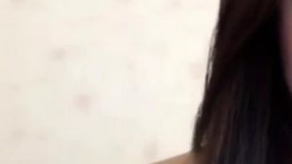 Dopo aver visto la trasmissione in diretta della dea otaku Sheng Sheng che fa un bagno e si masturba con un vibratore in una stanza a pagamento, ha bisogno di comprare due bottiglie di Nutritional Express per ricostituire il suo corpo.