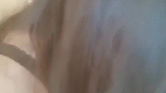 Una bellezza con un corpo da modella e un bell'aspetto non è ancora soddisfatta dopo aver fatto sesso con la sua amica fan, e non è ancora soddisfatta e affronta di nuovo la telecamera.