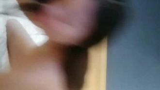Mio fratello ha preso un appuntamento con una giovane donna per fare sesso dal vivo. Dopo aver fatto la doccia, lei le ha fatto un pompino e poi l'ha cavalcata da dietro.