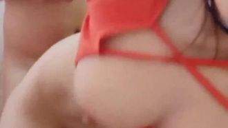 [Argomento speciale in altissima definizione] Una bellissima giovane donna con grandi seni che è una madre e il suo patrigno sono in piedi vicino alla finestra e fanno sesso, la loro figa è tagliata e i loro capelli sono molto belli