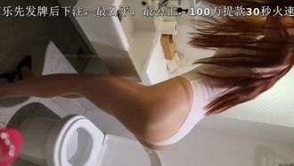 La chatte sexy du modèle académique grand et sexy est baisée par le photographe dans la salle de bain de l'hôtel, lui donnant un air d'extase