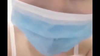 La conduttrice dall'aspetto innocente Mi Ruan'er trasmette in diretta la sua tenera figa e il suo ano e scopa sua zia