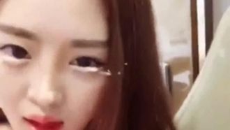 잘 생긴 인터넷 연예인 앵커 옌 바오바오가 유명해진 후 호텔에서 섹스를하는 부자의 셀카가 공개됐다. 그녀의 큰 가슴과 아름다움은 단연 최고다.
