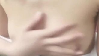 Una bellissima conduttrice con un bell'aspetto e una bella carnagione ha il ciclo e fa sesso con un amico lupo e gli lecca il cazzo.